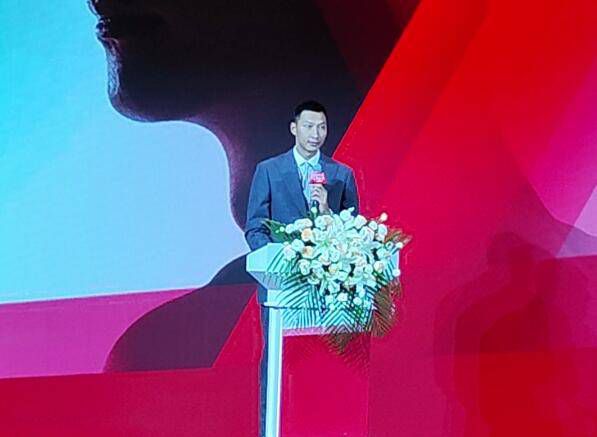 他反对像第五代导演那样热衷于传奇式的影像阐释，试图用老老实实的态度来记录这个年代变化的影像，反映当下的氛围，要用真实的记录体现出人道力量。